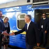 Le Premier ministre canadien Mark Carney est accueilli dimanche à la gare de Kiev. KEYSTONE/AP/Sean Kilpatrick